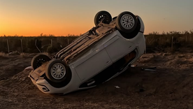 Un hombre murió y dos personas resultaron heridas como consecuencia del vuelco. Un hombre murió y dos personas resultaron heridas como consecuencia del vuelco.