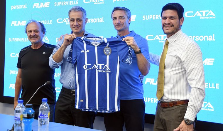 Mariano Toedtli fue presentado como DT del Tomba.