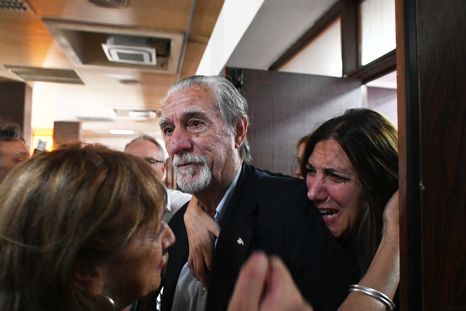 Federico Storani saliendo de la sala del juicio donde se escuchó la condena al asesino de su hijo Foto: Télam