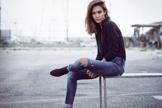 Jessica Alba ayuda a las mujeres bajitas a elegir los jeans correctos Foto: Harpers Bazaar