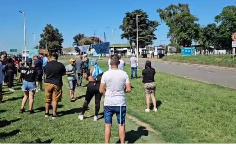 Familiares de policías bonaerenses reclamando mejores salarios para los uniformados Foto: X