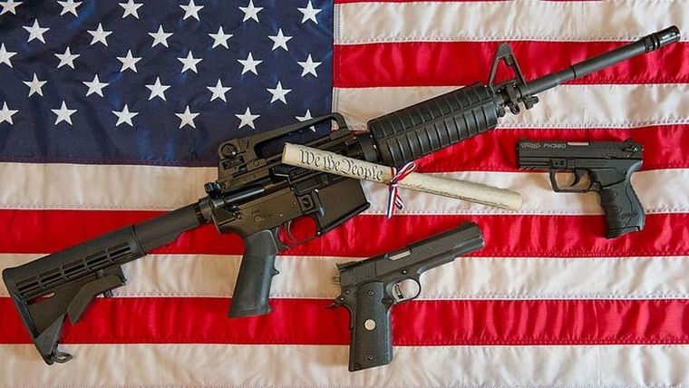 El fusil AR-15 (la mayor arma de la foto) se puede adquirir por internet. Foto: GETTY IMAGES