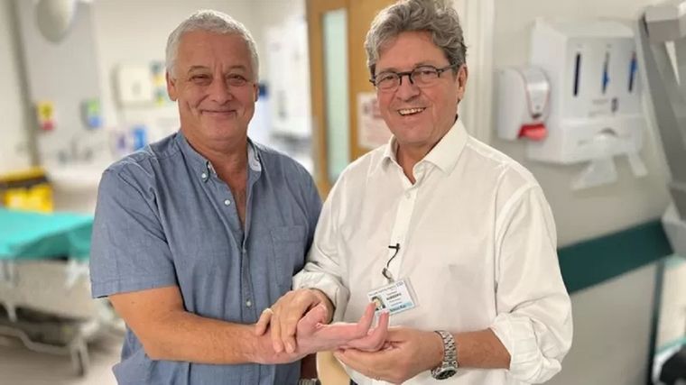 El paciente Mark Cahill y el cirujano Simon Kay.