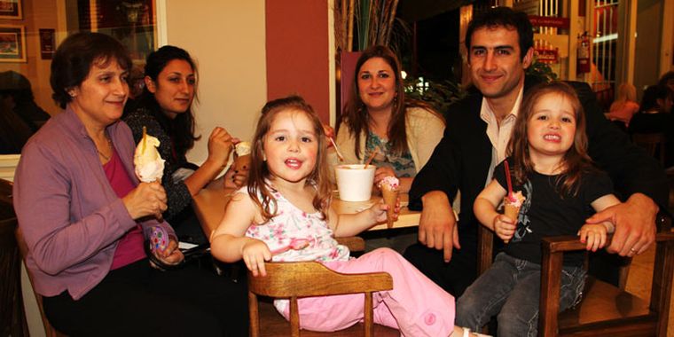 En familia y disfrutando de ricos helados: Ángela, Laura, Valeria, Gustavo, Ana y Emma. Foto: Maggie Ojcius/ Mediamza.com