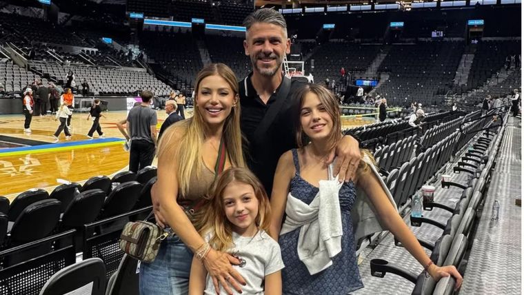 Martín Demichelis y Evangelina, una familia que enfrentó la cara más oscura de la exposición en Argentina. Martín Demichelis y Evangelina, una familia que enfrentó la cara más oscura de la exposición en Argentina.