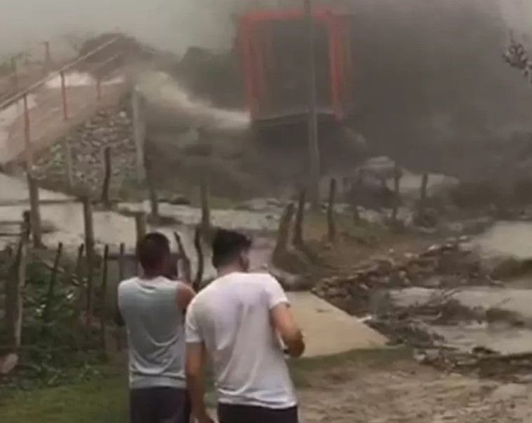 El momento en el que el alud arrasa con un puente peatonal Foto: Captura de video