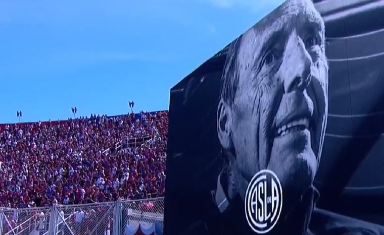 “¡Hasta siempre, Miguelo!”, el mensaje que acompañó la imagen de Russo en las pantallas del estadio. &nbsp;