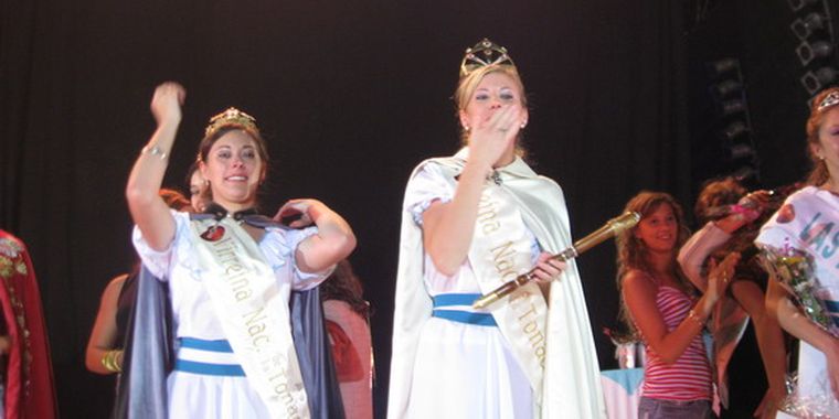 La nueva reina besando a su pueblo y la virreina saluda.