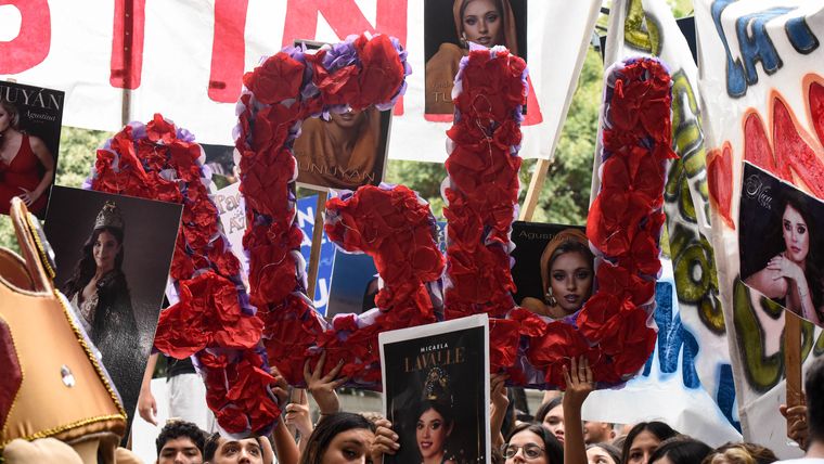 La energía de los seres queridos que apoyaron a las candidatas a la corona nacional se hizo palpable en cada grito. La energía de los seres queridos que apoyaron a las candidatas a la corona nacional se hizo palpable en cada grito.