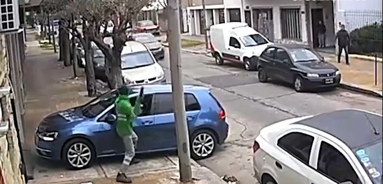 Un barrendero ahuyentó a escobazos a dos ladrones que intentaron robarle a un vecino de San Isidro Foto: Captura de pantalla