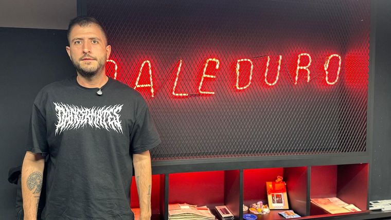 En su club Alejandro Cardona ofrece reguetón prestando más detalle al sonido, la iluminación y la exclusividad.