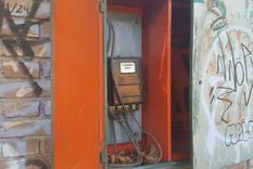 La rotura de cajas de electricidad en el Parque Cívico dejó instalaciones sensibles sin protección en un entorno frecuentado por niños. La rotura de cajas de electricidad en el Parque Cívico dejó instalaciones sensibles sin protección en un entorno frecuentado por niños.