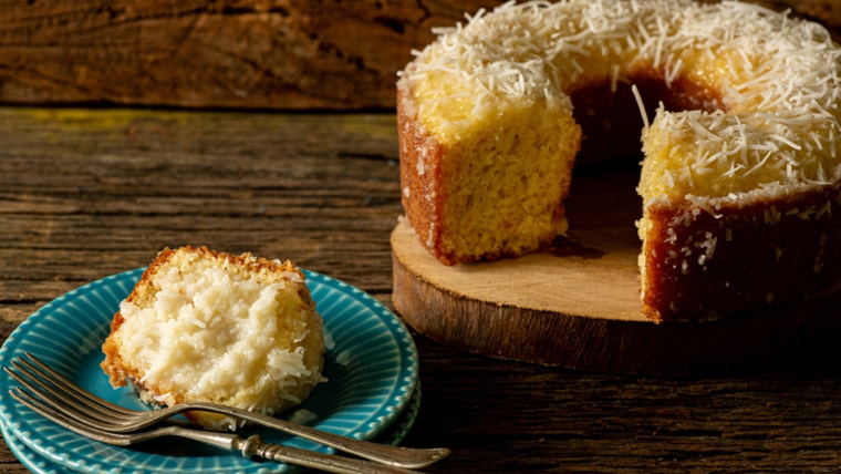 El coco rallado absorbe mucha humedad, por eso vuelve las tortas increíblemente húmedos. El coco rallado absorbe mucha humedad, por eso vuelve las tortas increíblemente húmedos.