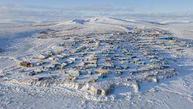 Menos de 600 personas vivían en Toksook Bay cuando se realizó el último censo en 2010.