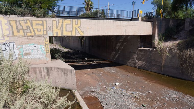 El puente donde, según relataron los vecinos de la zona, pernoctan las personas conflictivas con las que se juntaba Ramirez. El puente donde, según relataron los vecinos de la zona, pernoctan las personas conflictivas con las que se juntaba Ramirez.