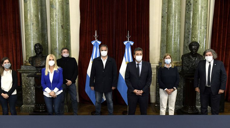 Los diputados de Lavagna con Massa y Ramón, quienes sellaron un acuerdo por la reducción de tarifas de gas en zonas frías. Foto: Prensa Diputados