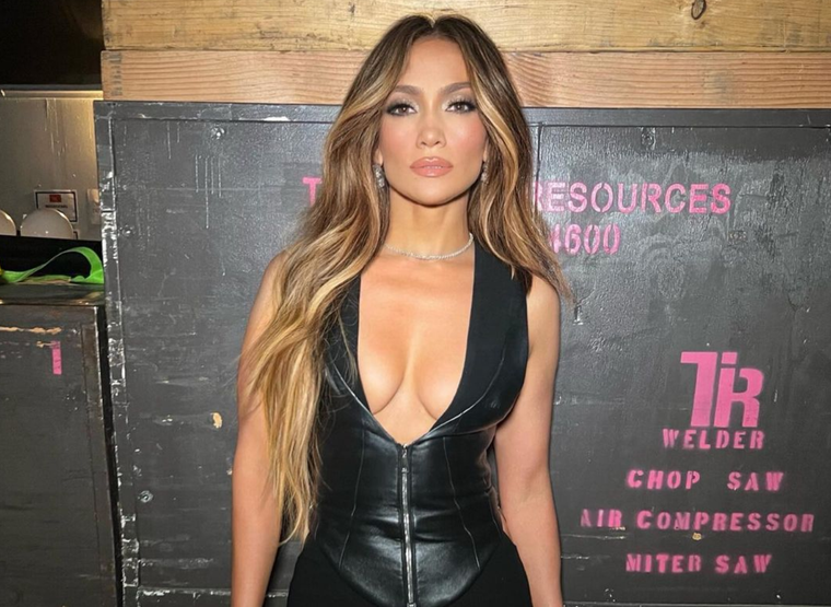JLo siempre deslumbra con su estilo atrevido y sofisticado. Foto: Instagram @jlo