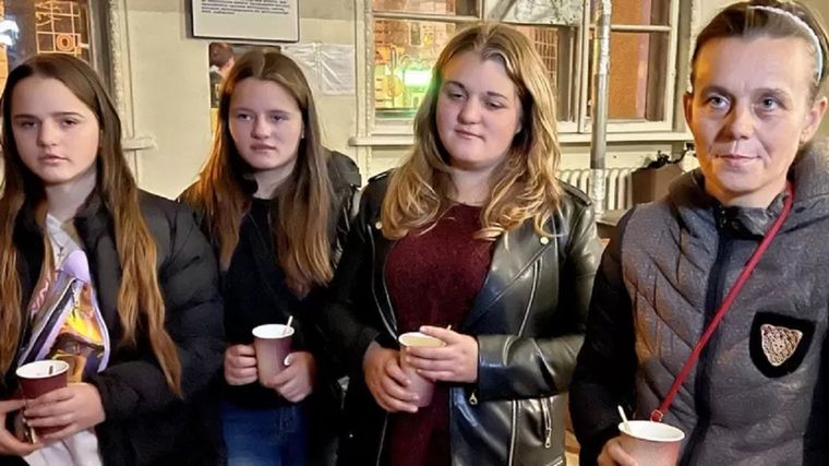 Liliya Mykhailik (derecha) y sus tres hijas son ahora parte de los millones de ucranianos desplazados.