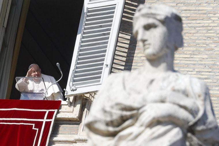Francisco salió al balcón y se dirigió a los fieles Foto: EFE