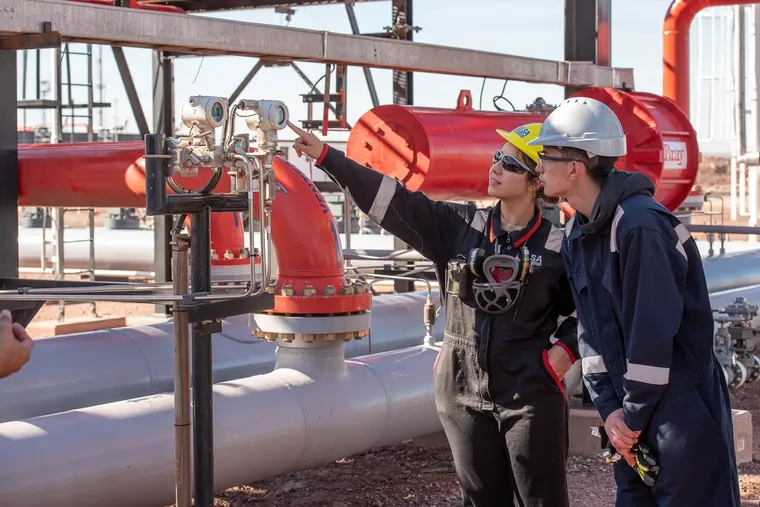 Capacitación diseñada “desde la industria para la industria” en Vaca Muerta, con certificación avalada por el Consejo Provincial de Educación de Neuquén. Capacitación diseñada “desde la industria para la industria” en Vaca Muerta, con certificación avalada por el Consejo Provincial de Educación de Neuquén.