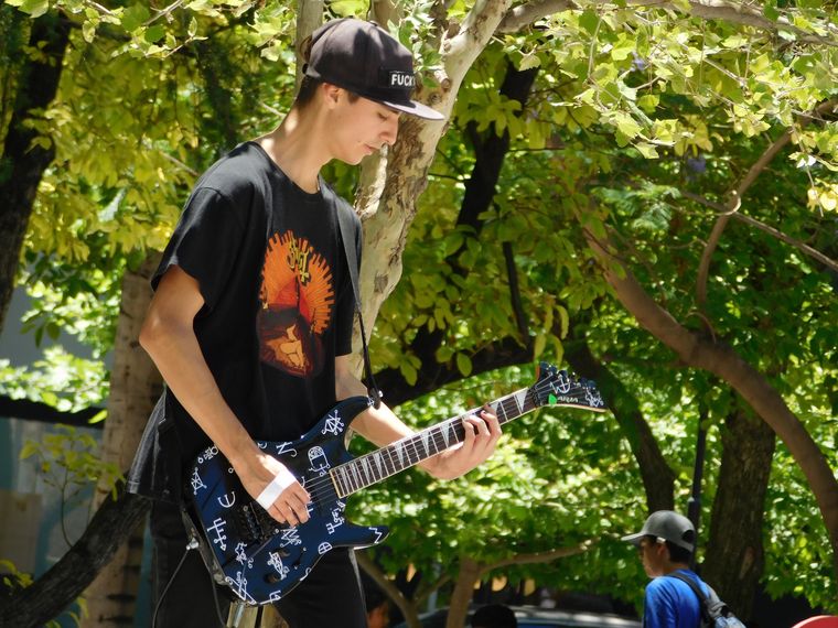 Emmanuel lleva su música a distintos rincones del centro mendocino. Emmanuel lleva su música a distintos rincones del centro mendocino.