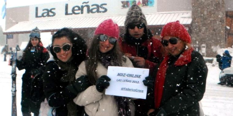 Las chicas, desafiando el temporal, hacen una postal para MDZ Online. Foto: Gentileza @charly_mann