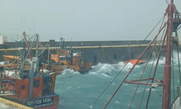 El gobierno de Santa Cruz emitió un comunicado explicando que, una vez terminado el temporal, intentarán reflotarlos.