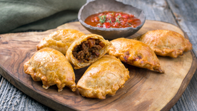 Cómo hacer empanadas caseras bien argentinas con carne a cuchillo. Cómo hacer empanadas caseras bien argentinas con carne a cuchillo.