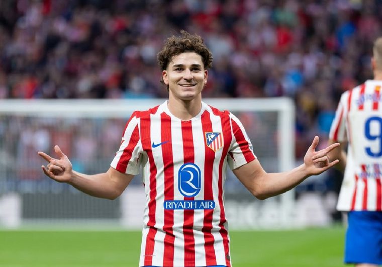 Julián Álvarez celebra uno de sus tantos con la camiseta del Atlético de Madrid.