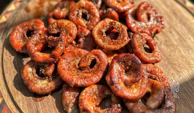 Cocinar los chinchulines a fuego medio-alto es clave para que queden crocantes por fuera y tiernos por dentro, según la receta tradicional. Cocinar los chinchulines a fuego medio-alto es clave para que queden crocantes por fuera y tiernos por dentro, según la receta tradicional.