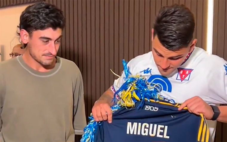 Nacho Russo junto a Agustín Eugui, el uruguayo que encontró la camiseta de su padre.