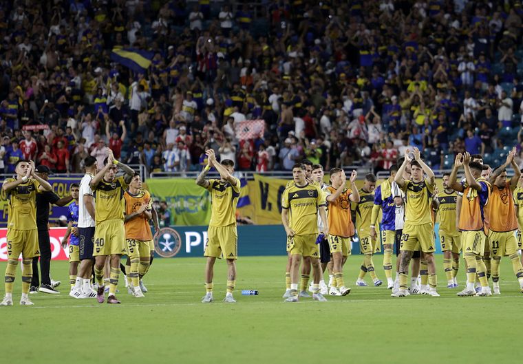 El saludo de Boca a su gente tras el final del partido frente al Bayern Múnich. La clasificación pende de un hilo, pero todavía tiene chances matemáticas.
