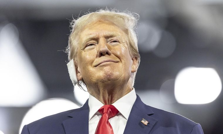 Donald Trump, un día después del atentado. Foto: EFE