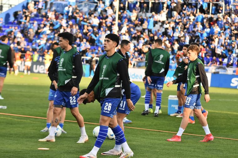 Los jugadores del Tomba reconocen el campo de juego. Los jugadores del Tomba reconocen el campo de juego.