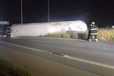 Un trágico siniestro vial registró este sábado por la madrugada en la autopista Córdoba-Rosario, donde un choque entre dos camiones derivó en un incendio y la muerte de uno de los conductores.
