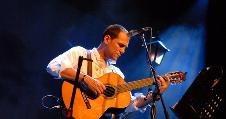 Ismael Serrano recorrió parte de su discografía y presentó su último material Sueños de un hombre despierto. Foto: Ivana González / MDZ