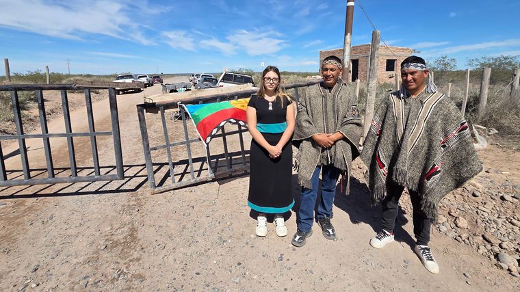 En los días que BBC Mundo estuvo en Añelo, se produjo una protesta de la comunidad mapuche contra la empresa YPF en el itsmo que separa los lagos Mari Menuco y Los Barreales.
