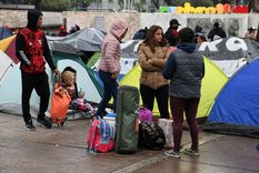 Cientos de personas acamparon en Plaza Independencia en reclamo por puestos de trabajo y salarios dignos Foto: Alfredo Ponce/ MDZ