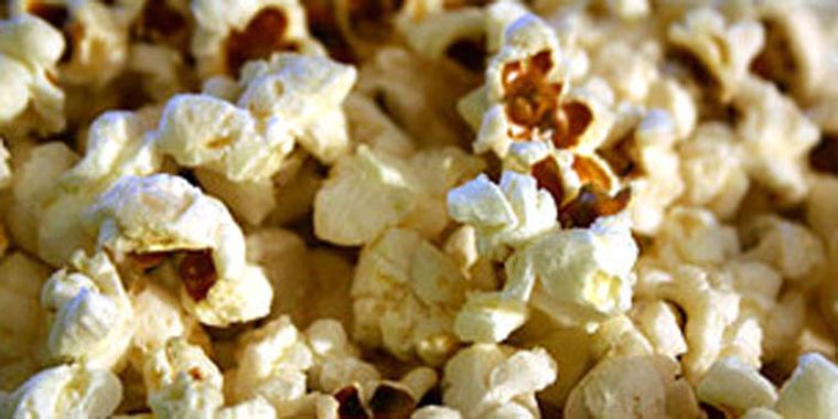 Las palomitas de microondas contienen diacetil, un saborizante artificial de mantequilla.