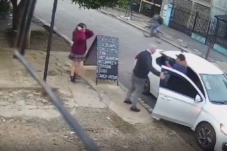 Un hombre y su hija adolescente fueron apuntados con armas por delincuentes que les robaron el auto Foto: Captura de video