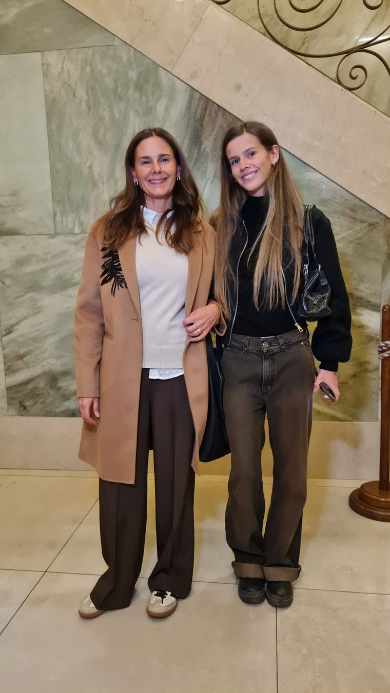 Celeste y Sofía, coquetas madre he hija fans de ABBA desde siempre. Celeste y Sofía, coquetas madre he hija fans de ABBA desde siempre.