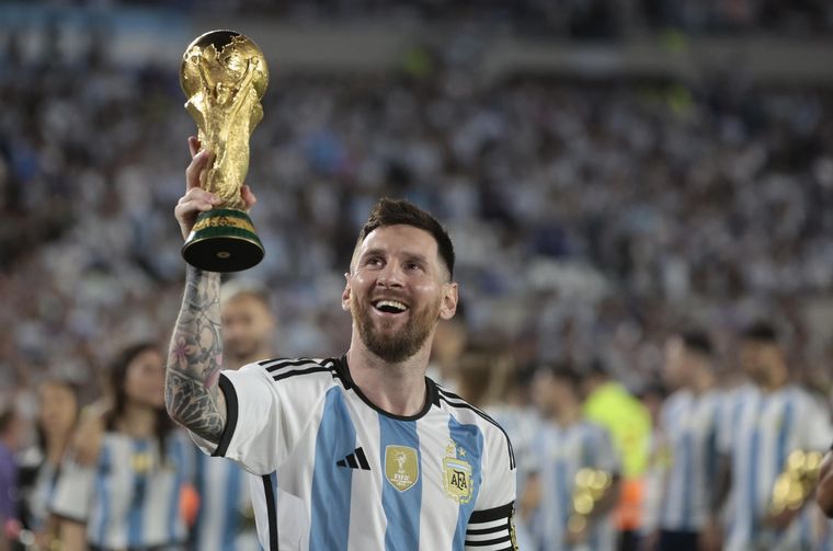 Lionel Messi con la Copa durante los fesjejos. Foto: EFE