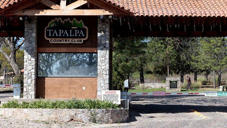 La cabaña estaba en un complejo de residencias de lujo de distintos propietarios llamado Tapalpa Country Club. La cabaña estaba en un complejo de residencias de lujo de distintos propietarios llamado Tapalpa Country Club.