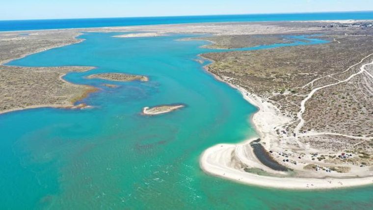 Esta es una playa que conquista con sus paisajes y agua turquesa.