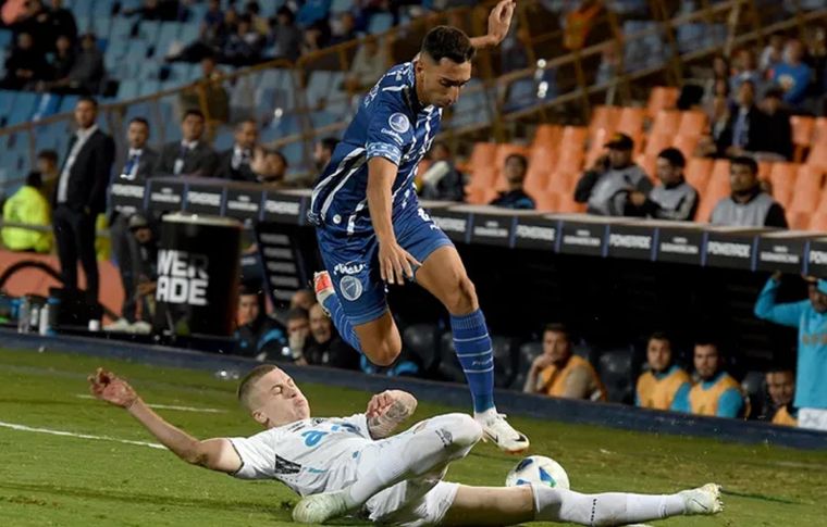 Una acción del empate de Godoy Cruz ante Gremio por Copa Sudamericana en 2025. Ahora, el Tomba espera por Atlético Mineiro.&nbsp;&nbsp;