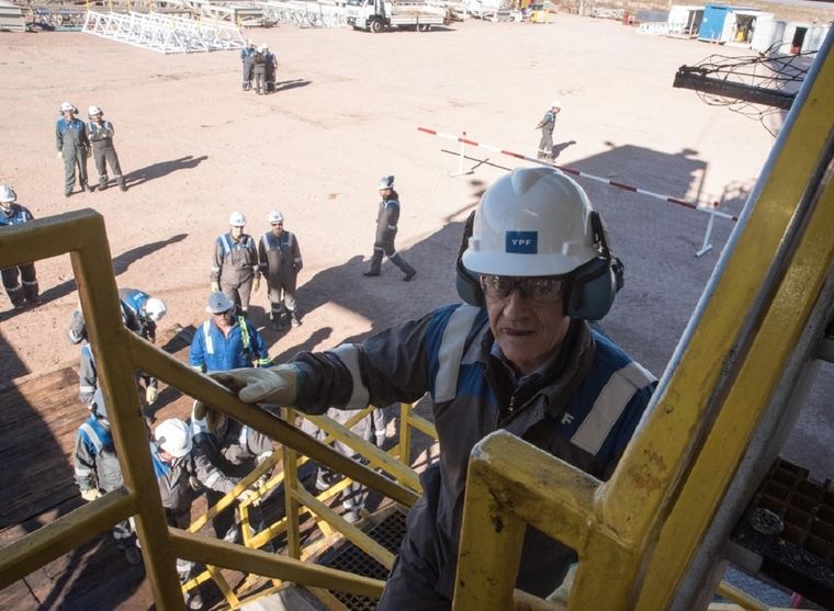 Rodolfo Suarez sube a una torre de perforación de Vaca Muerta. Pero no es en Mendoza, sino en Neuquén. Foto: YPF