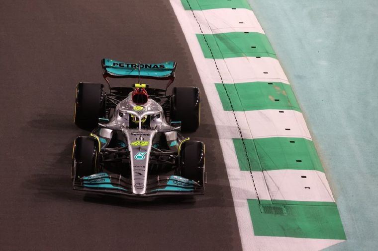 Hamilton en acción. Foto: @MercedesAMGF1