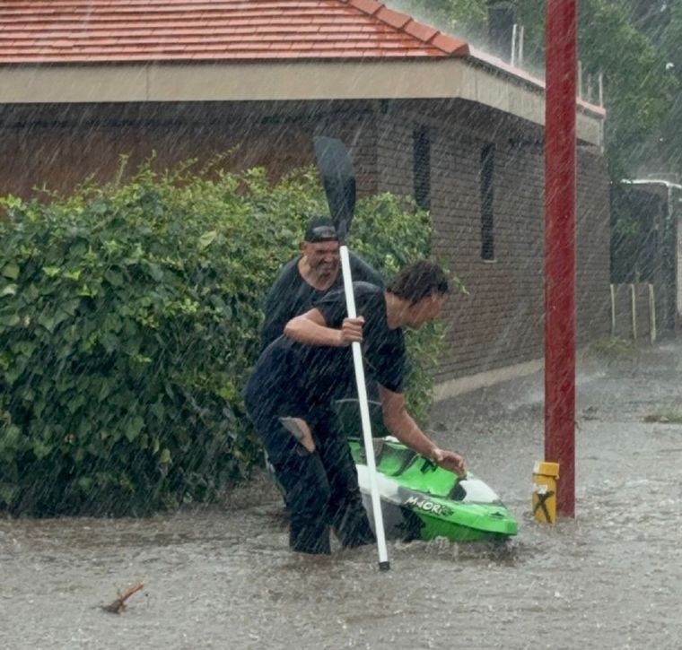 Vecinos de las Heras salieron en kayak