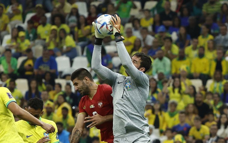 Alisson apareció con un bigote muy llamativo para el debut de Brasil en Qatar 2022. Foto: EFE