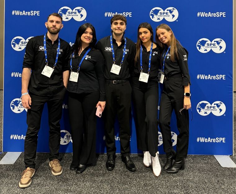 Cinco estudiantes de la Facultad de Ingeniería de la Universidad de Buenos Aires se convirtieron en el primer equipo argentino en calificar entre los ocho mejores para el Mundial de Ingeniería en Petróleo.  Foto: UBA